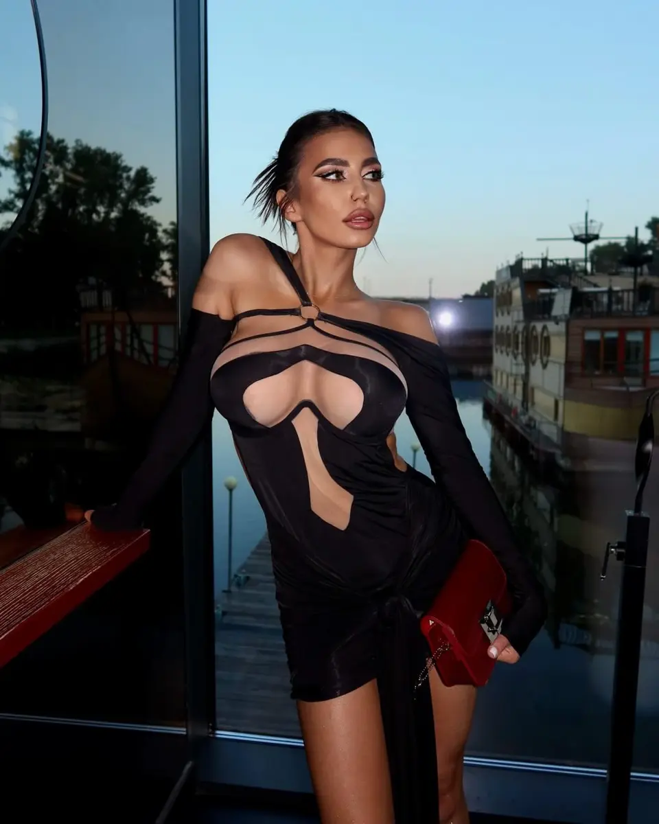 Alma escort in Dubai